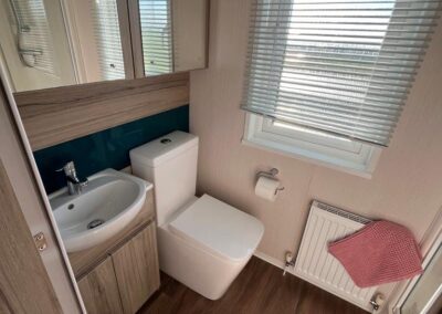 lodge bathroom Pennant Igyn Holiday Cottage